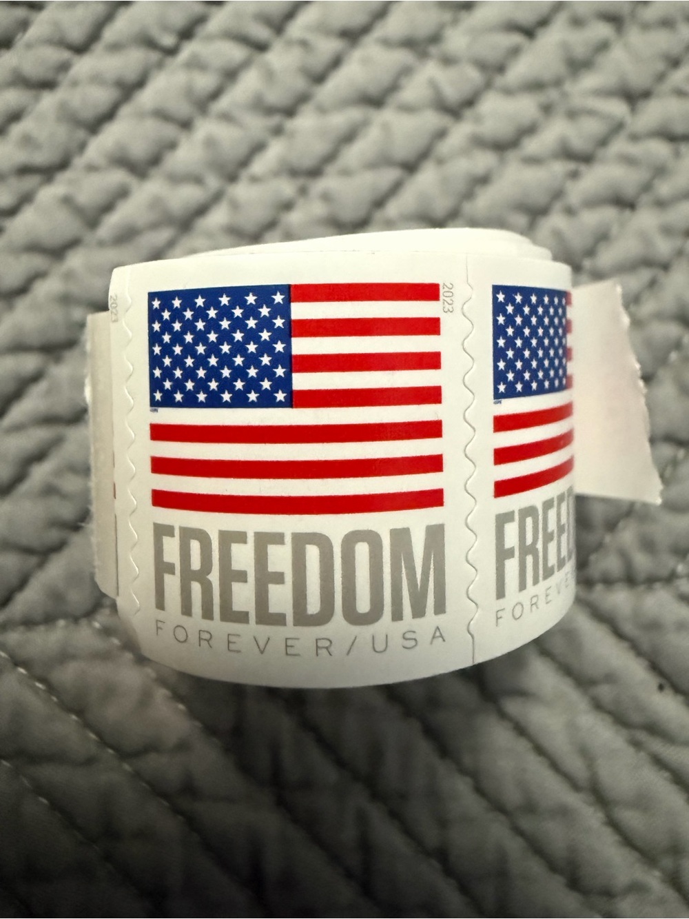 New 1 coil Of 100 USPS STAMPS AMERICAN Flag - Picture 3 of 4